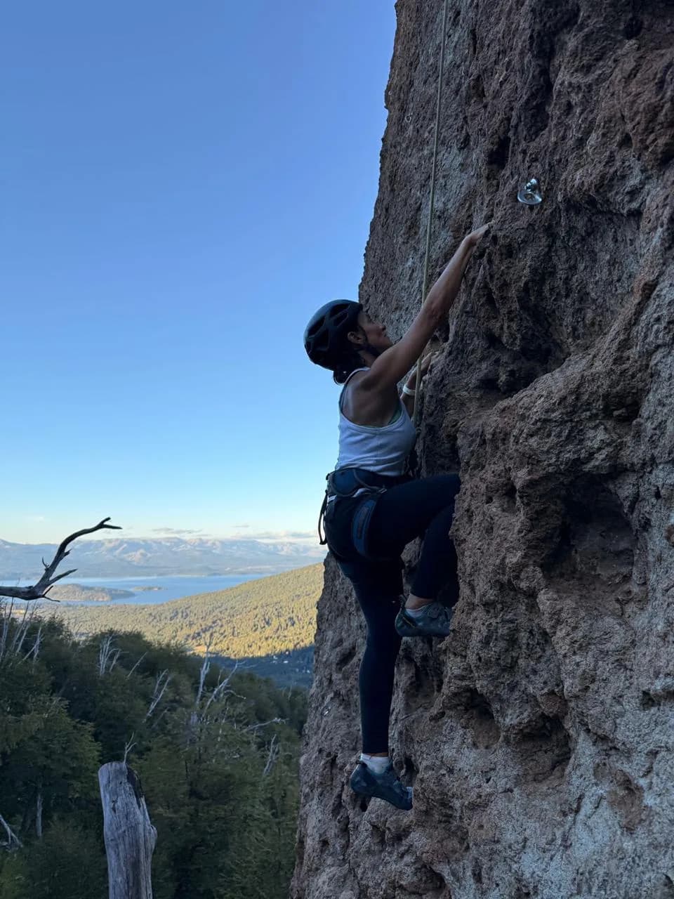 Escalada en roca con vista al lago