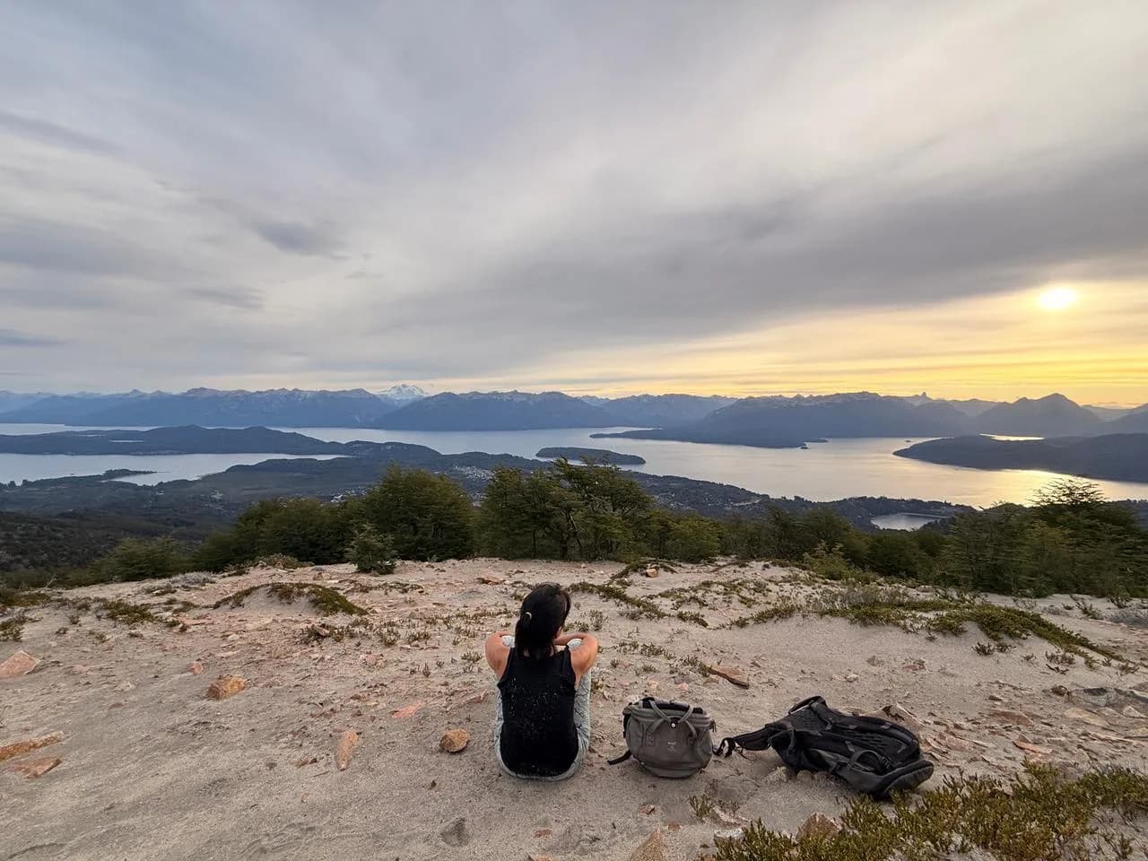 Lola Arce frente al lago Nahuel Huapi